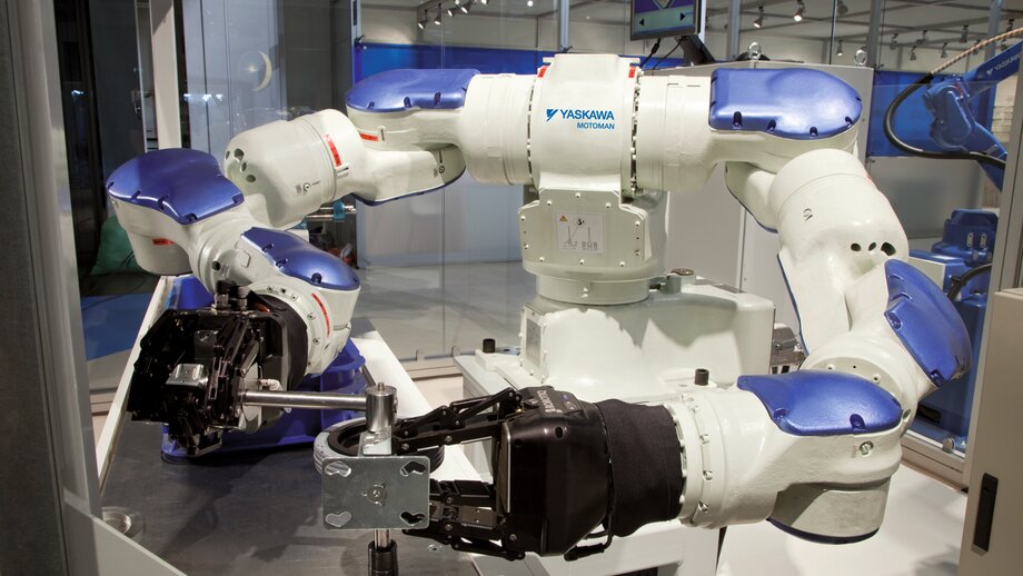 Automation using the Yaskawa MOTOMAN dualarm robot